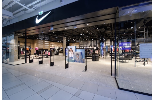 A unique shopping experience awaits the passengers of Istanbul Airport (IST). The Nike store sets in a location on the central square of this 55,000 square meter big shopping centre. The store design by Studio Königshausen is inspired by the lifestyle of modern sport and features transparant interactive screens that bring the facade to life. We developed this store dealing with the challenge of the restricted material usage behind customs where fire rating is an important factor.